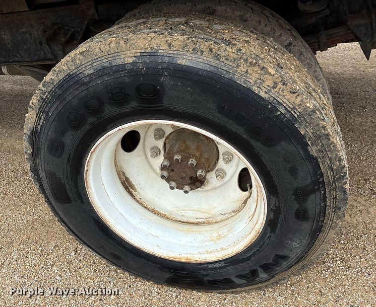 image for item DY0654 2001 International 4700 dump flatbed truck