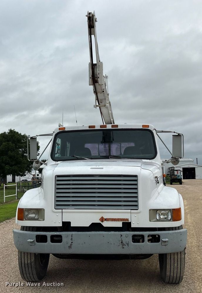 image for item DY0655 1990 International 4600 pulling truck