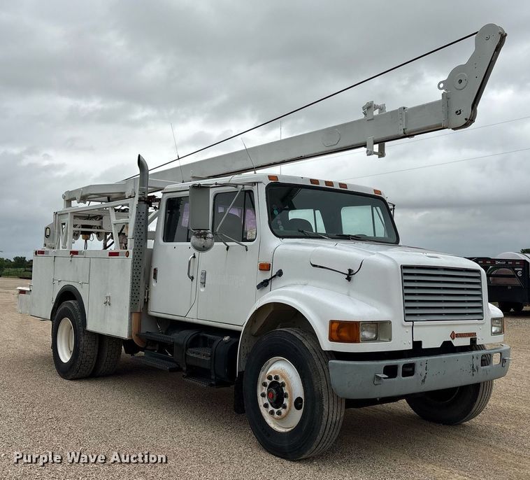 image for item DY0655 1990 International 4600 pulling truck