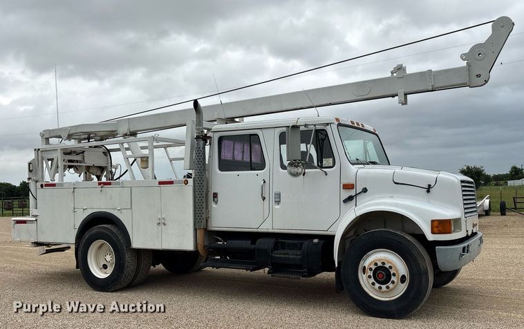 image for item DY0655 1990 International 4600 pulling truck