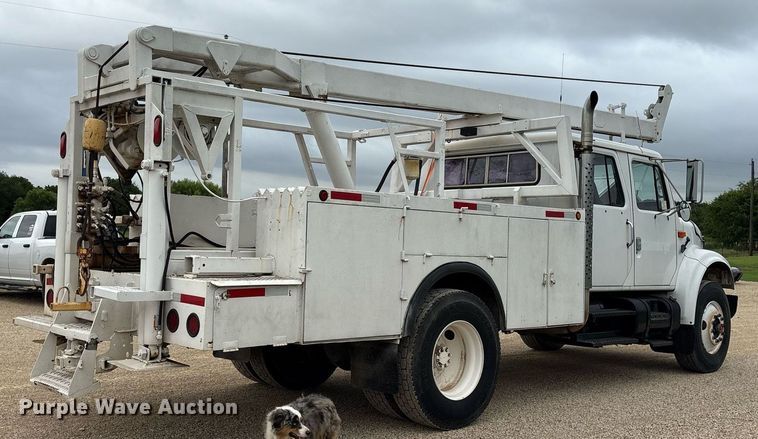 image for item DY0655 1990 International 4600 pulling truck