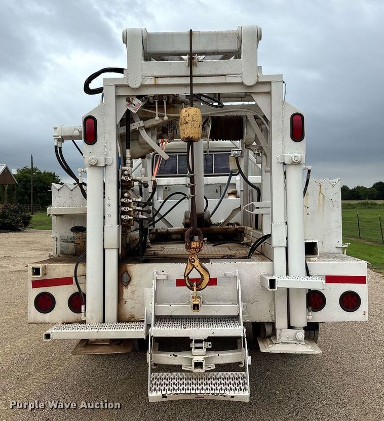 image for item DY0655 1990 International 4600 pulling truck