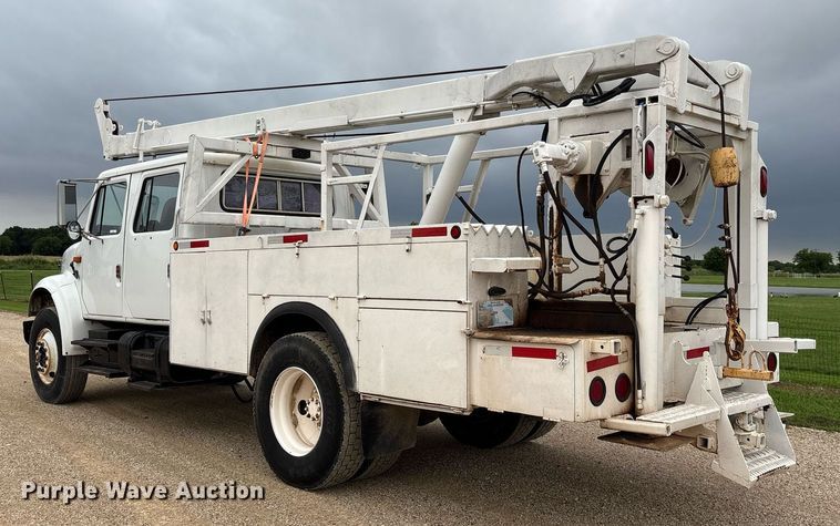 image for item DY0655 1990 International 4600 pulling truck