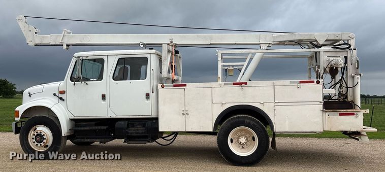 image for item DY0655 1990 International 4600 pulling truck