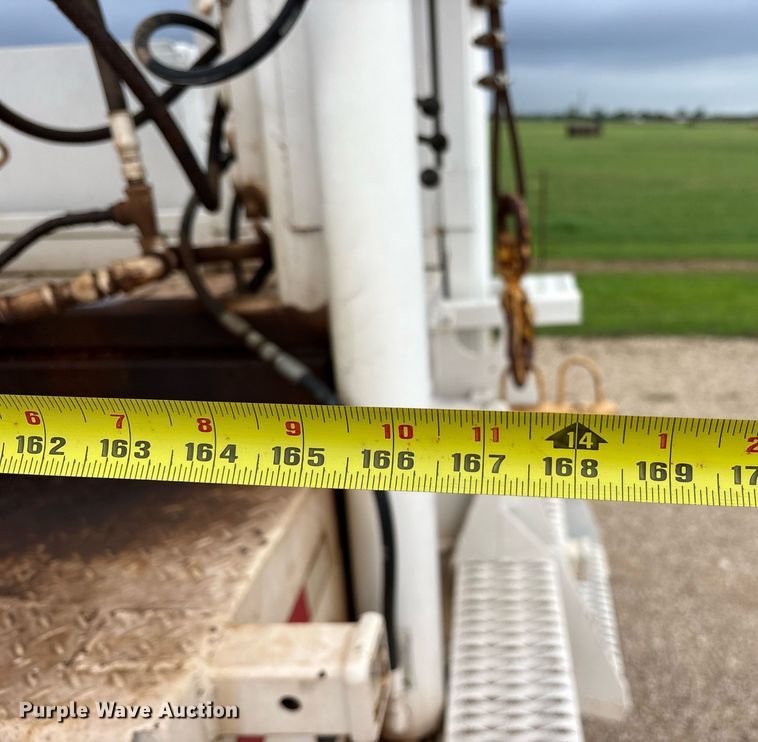 image for item DY0655 1990 International 4600 pulling truck