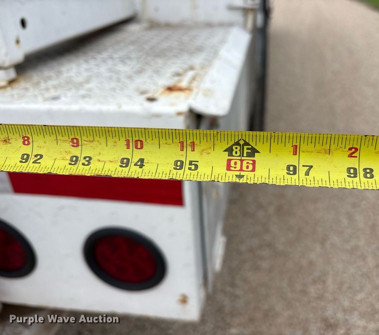 image for item DY0655 1990 International 4600 pulling truck