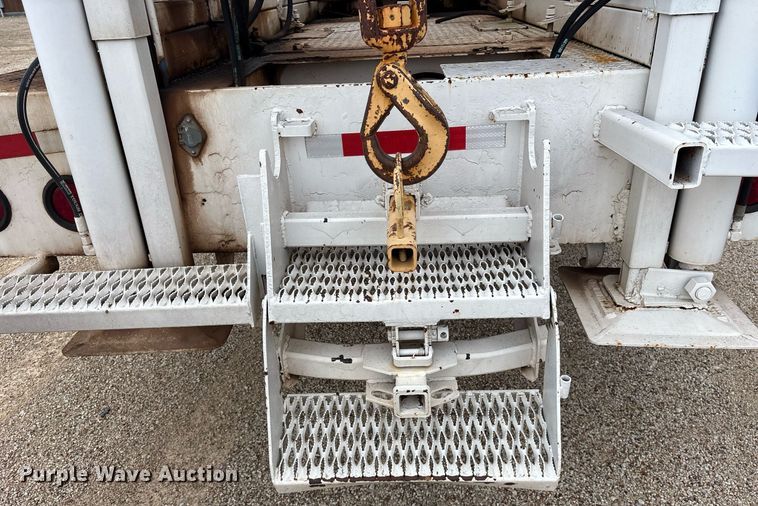 image for item DY0655 1990 International 4600 pulling truck