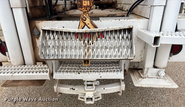 image for item DY0655 1990 International 4600 pulling truck