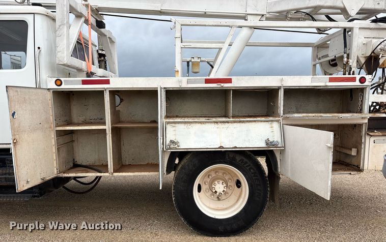 image for item DY0655 1990 International 4600 pulling truck