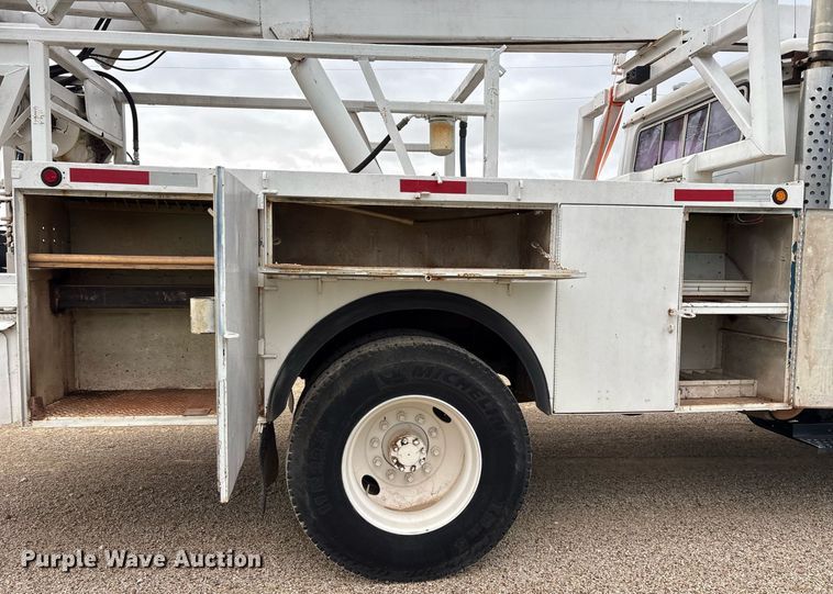 image for item DY0655 1990 International 4600 pulling truck