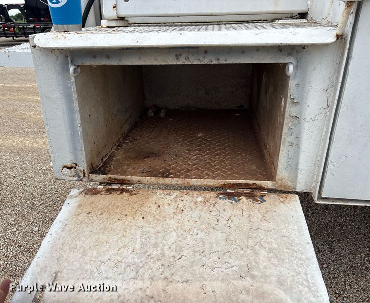 image for item DY0655 1990 International 4600 pulling truck