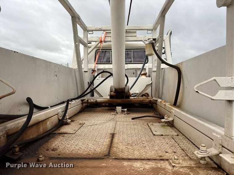 image for item DY0655 1990 International 4600 pulling truck