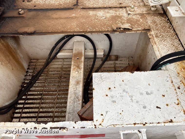 image for item DY0655 1990 International 4600 pulling truck