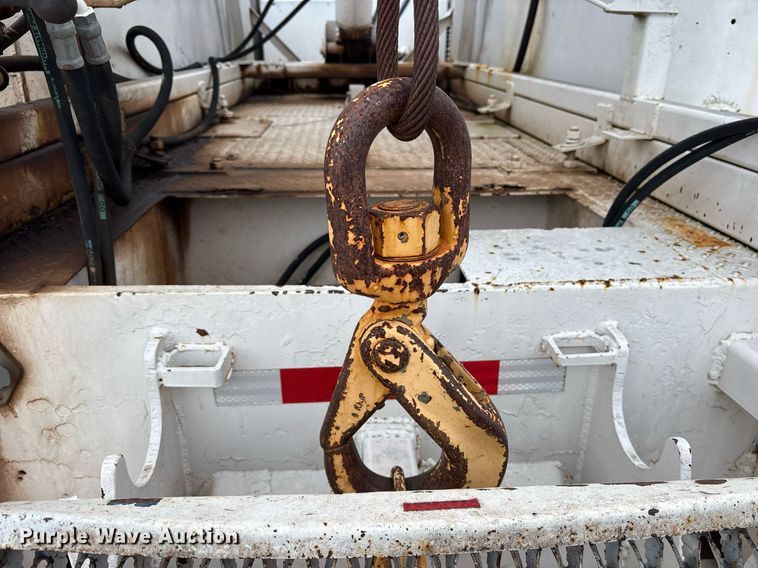 image for item DY0655 1990 International 4600 pulling truck