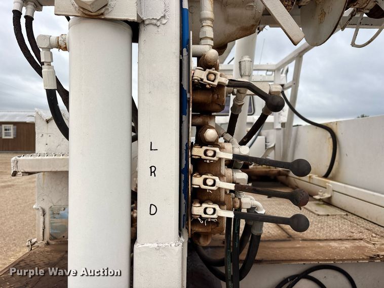 image for item DY0655 1990 International 4600 pulling truck