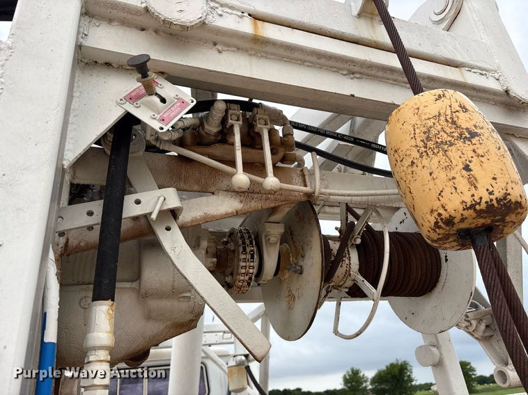 image for item DY0655 1990 International 4600 pulling truck