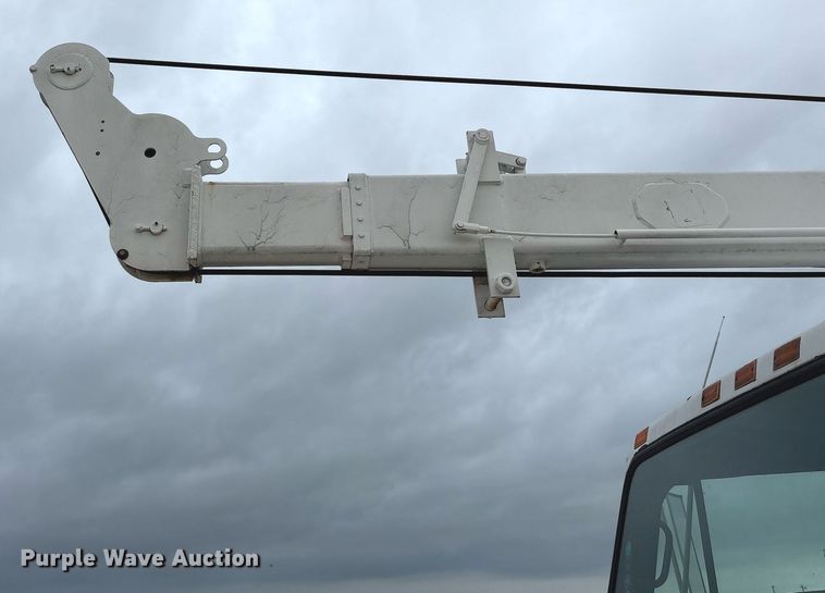 image for item DY0655 1990 International 4600 pulling truck