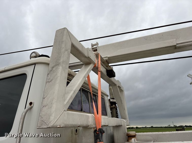 image for item DY0655 1990 International 4600 pulling truck