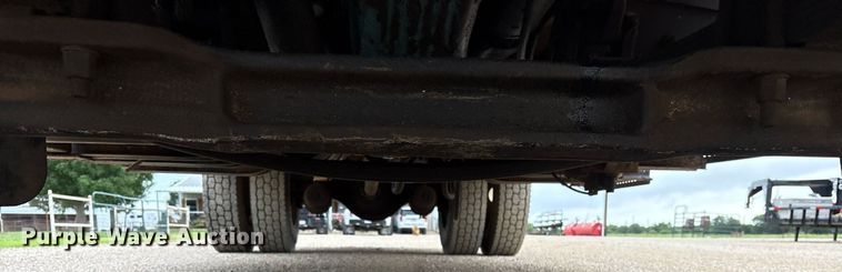 image for item DY0655 1990 International 4600 pulling truck