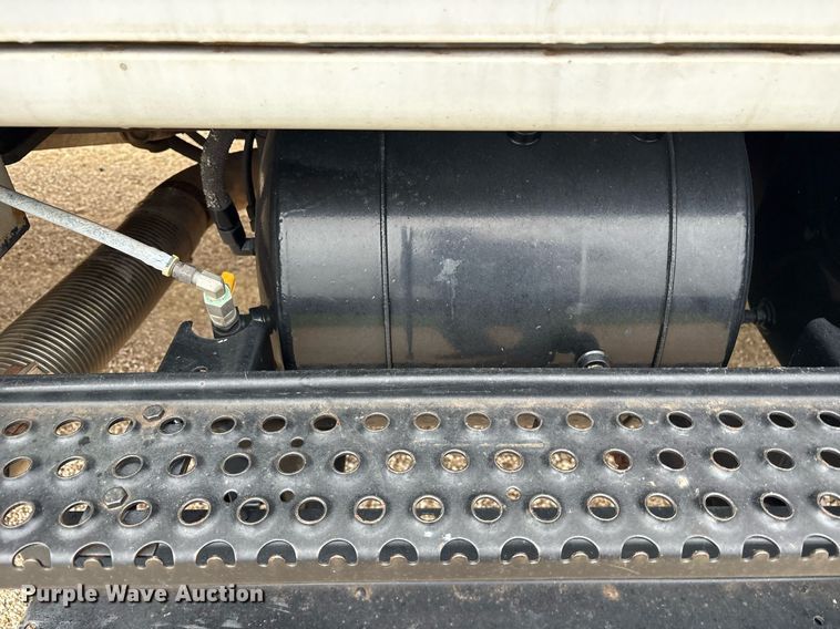 image for item DY0655 1990 International 4600 pulling truck