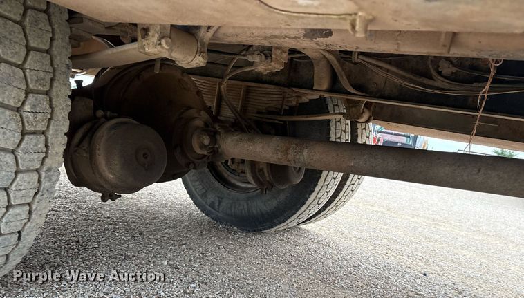 image for item DY0655 1990 International 4600 pulling truck