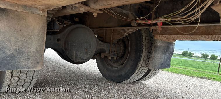 image for item DY0655 1990 International 4600 pulling truck