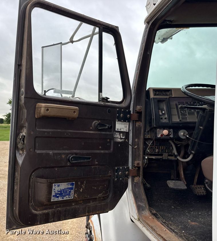 image for item DY0655 1990 International 4600 pulling truck