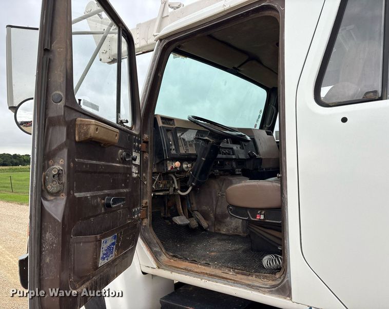 image for item DY0655 1990 International 4600 pulling truck