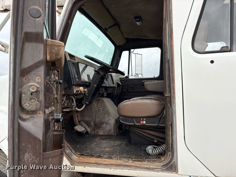 image for item DY0655 1990 International 4600 pulling truck