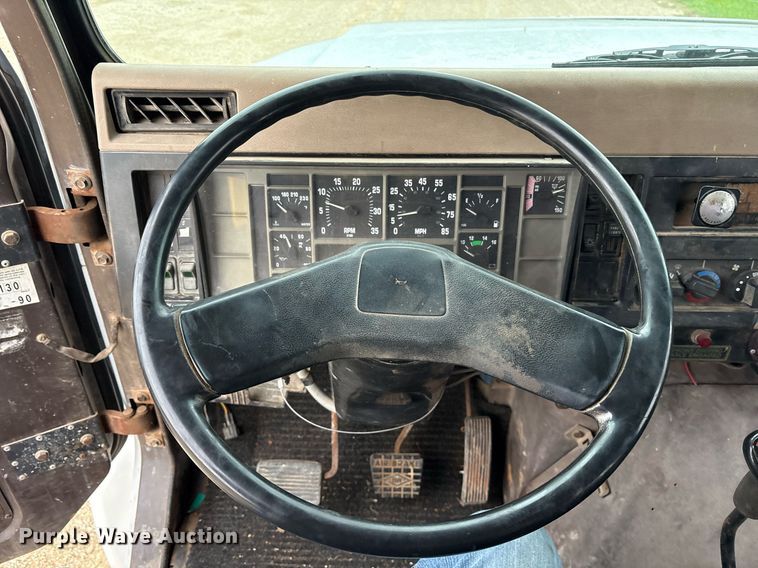 image for item DY0655 1990 International 4600 pulling truck