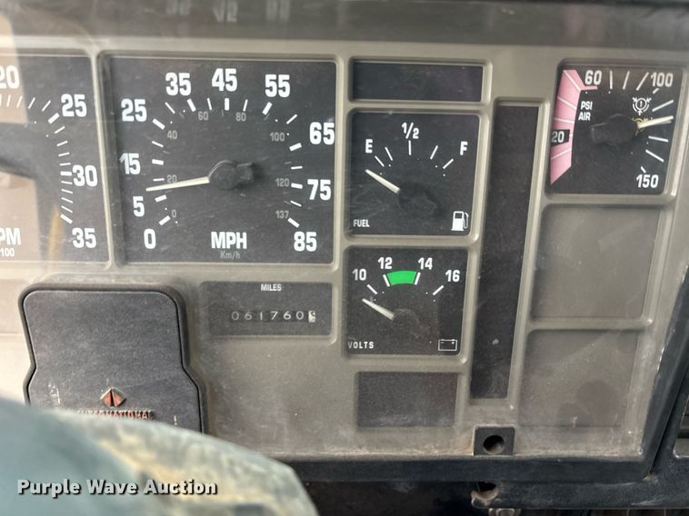 image for item DY0655 1990 International 4600 pulling truck