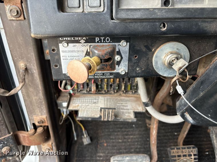 image for item DY0655 1990 International 4600 pulling truck