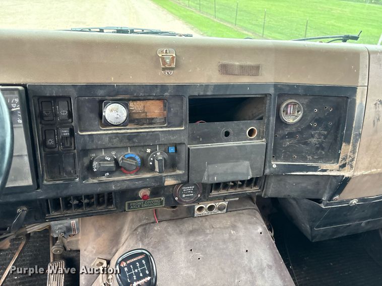 image for item DY0655 1990 International 4600 pulling truck