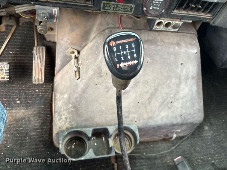 image for item DY0655 1990 International 4600 pulling truck