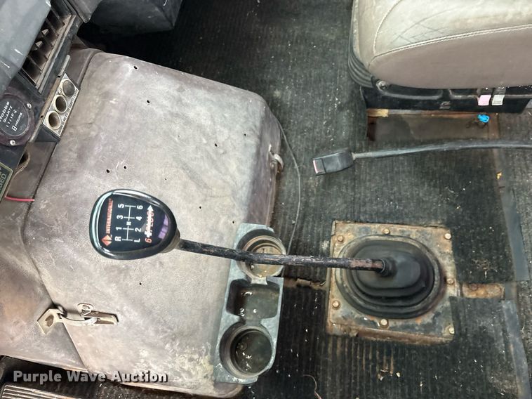 image for item DY0655 1990 International 4600 pulling truck