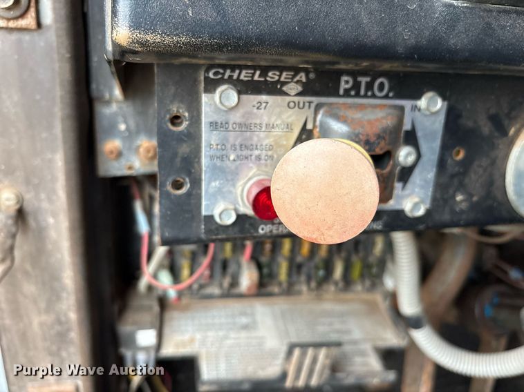 image for item DY0655 1990 International 4600 pulling truck