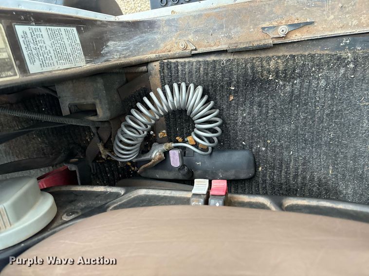 image for item DY0655 1990 International 4600 pulling truck