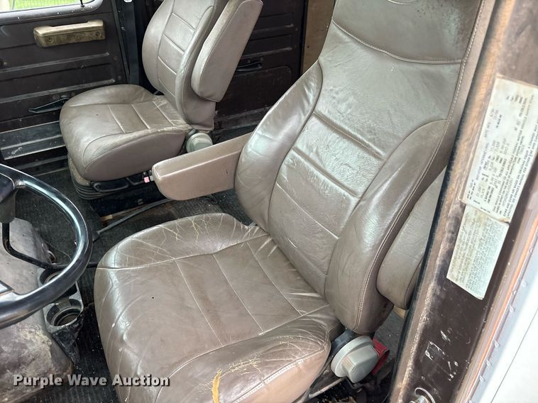 image for item DY0655 1990 International 4600 pulling truck