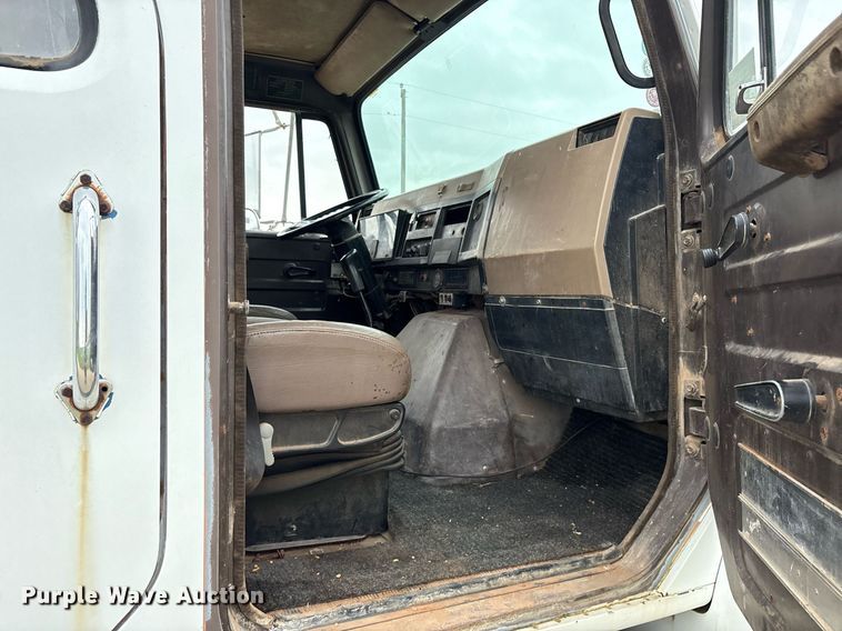 image for item DY0655 1990 International 4600 pulling truck