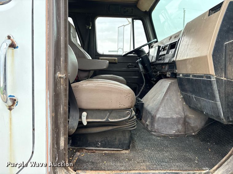 image for item DY0655 1990 International 4600 pulling truck