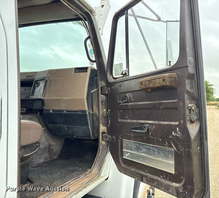 image for item DY0655 1990 International 4600 pulling truck