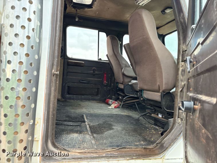 image for item DY0655 1990 International 4600 pulling truck