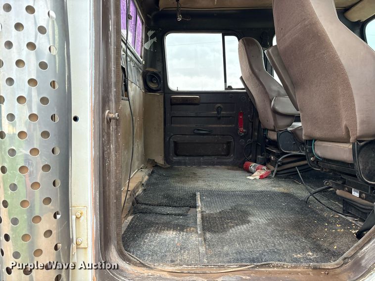 image for item DY0655 1990 International 4600 pulling truck