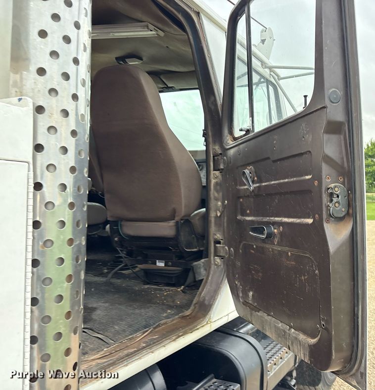 image for item DY0655 1990 International 4600 pulling truck