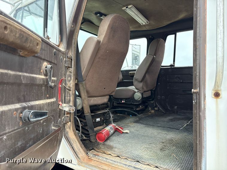 image for item DY0655 1990 International 4600 pulling truck