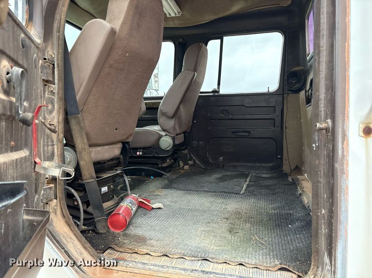 image for item DY0655 1990 International 4600 pulling truck