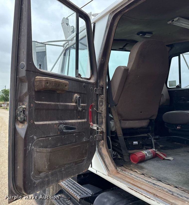 image for item DY0655 1990 International 4600 pulling truck