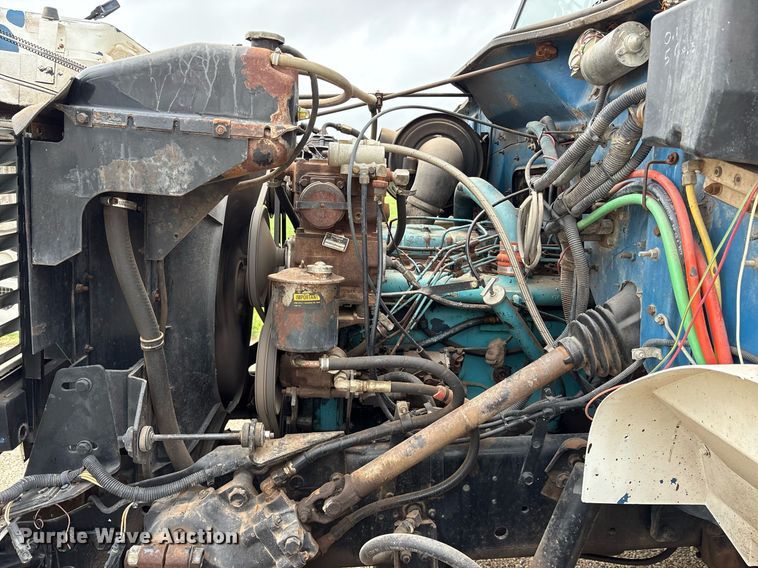 image for item DY0655 1990 International 4600 pulling truck