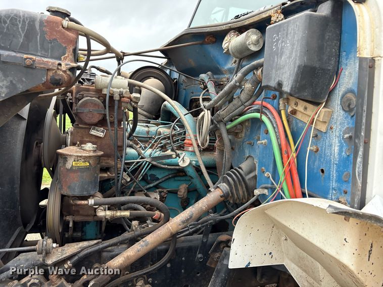 image for item DY0655 1990 International 4600 pulling truck