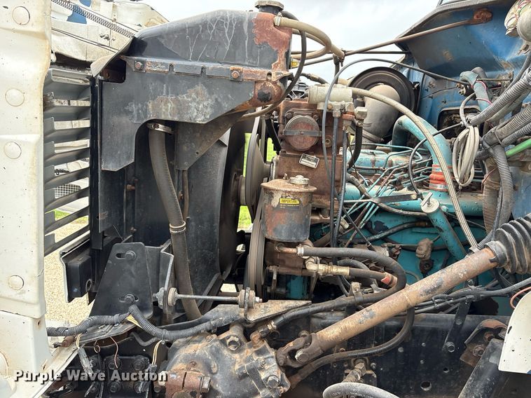 image for item DY0655 1990 International 4600 pulling truck